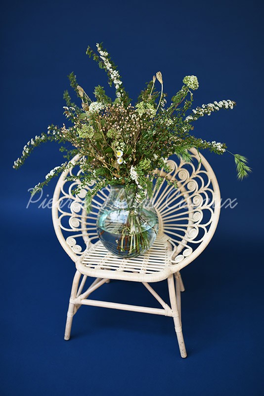 Bouquet sur chaise pour les pros - Pierres Fleurs Ciseaux Bouquet de fleurs dans un vase sphérique en verre posé sur un chaise pour les pros