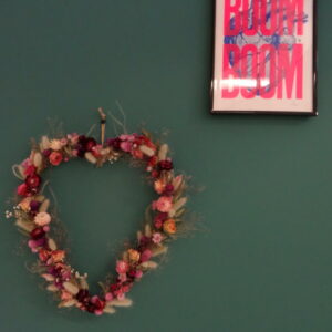 Coeur décoré de fleurs séchées.